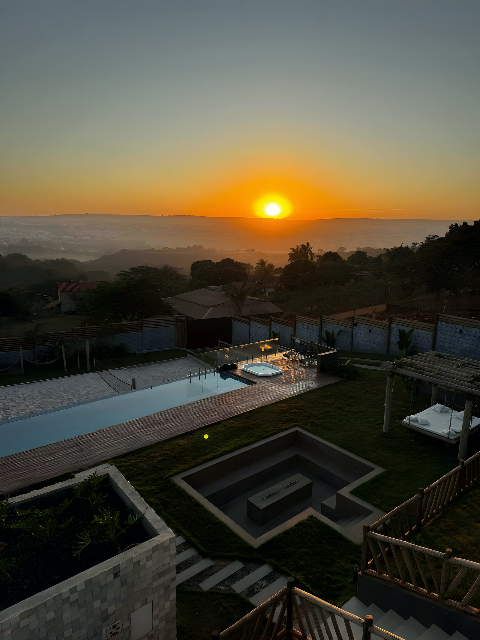 O sol se pondo sobre o vale de Patos de Minas, visto de cima da propriedade