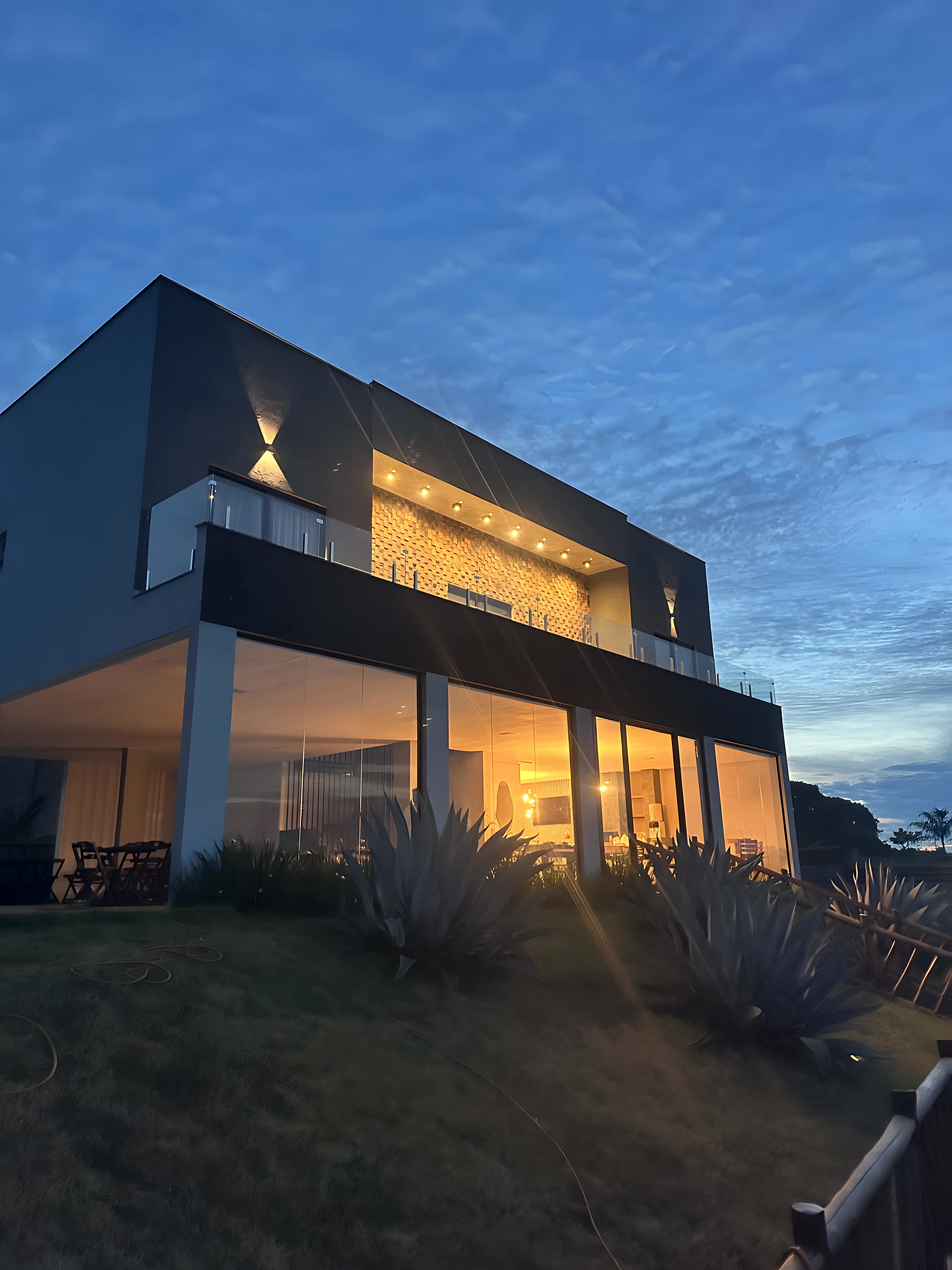 Fachada iluminada da casa ao crepúsculo